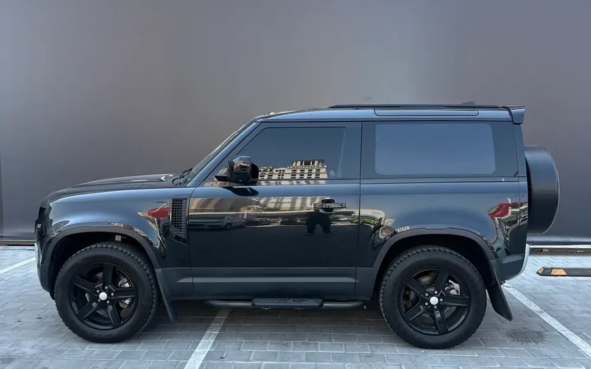 Land Rover Defender 2023 - Image 2